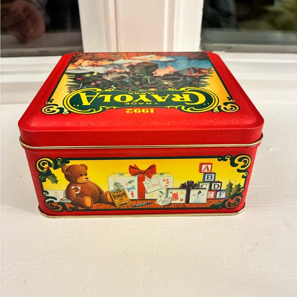 Crayola 1992 Red Holiday‎ Tin with original Crayola crayons